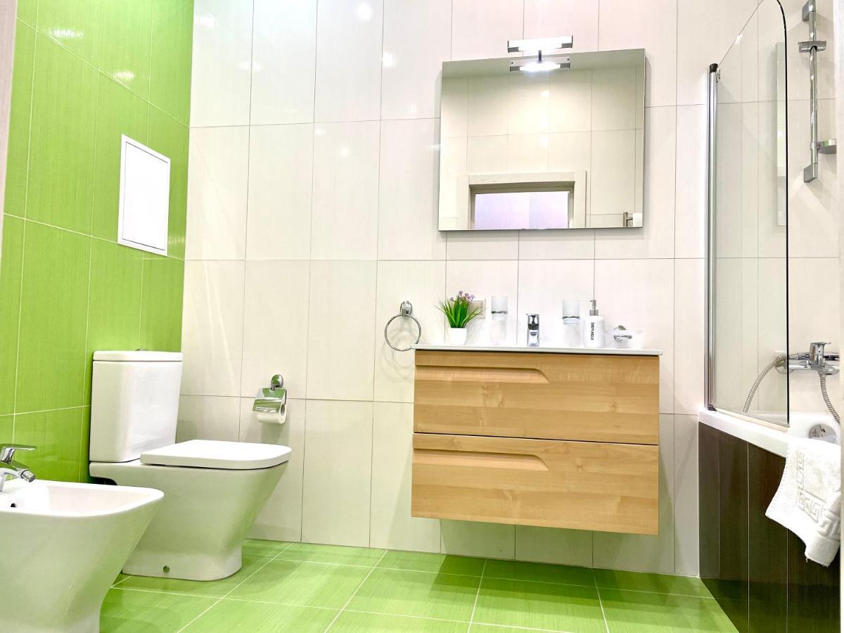 Navit Luxury Apartments With Breakfast Near The Railway Station, The City Center And The Park 키예프 외부 사진