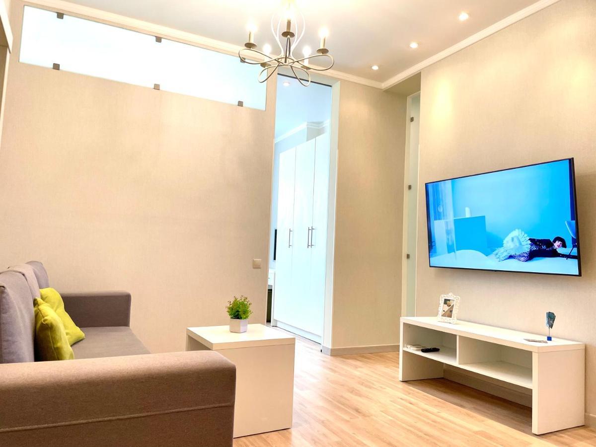 Navit Luxury Apartments With Breakfast Near The Railway Station, The City Center And The Park 키예프 외부 사진